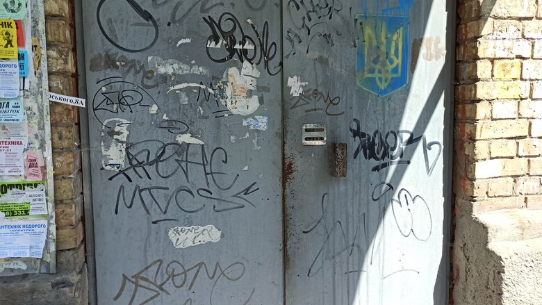 Зачинені двері, кодові замки та записки з телефонними номерами: як потрапити до укриттів у Києві 16