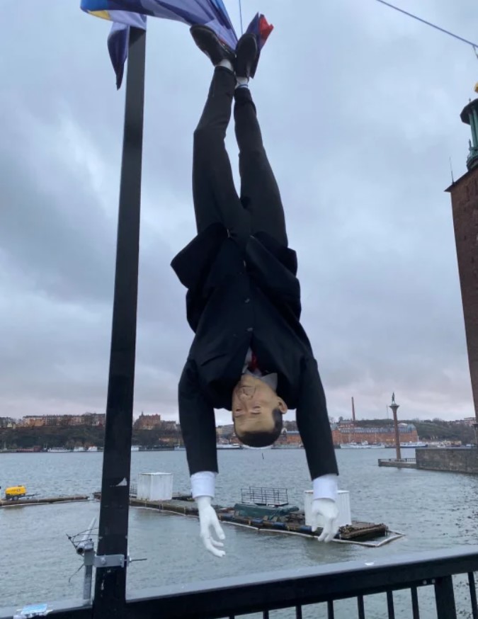 Історія показує, як часто закінчують диктатори: у Стокгольмі повісили опудало Ердогана, послу Швеції передали ноту 01