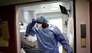 Російська вакцина "Спутник V" не допоможе прискорити вакцинацію французів, - Макрон
