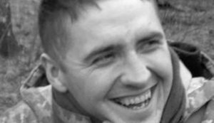 Боец 58-й ОМПБр Ярослав Семеняка погиб при обстреле наемниками РФ автокрана, помогавшего жителям Песков, - Сумская ОГА