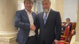Герус жмет руку Новинскому в день принятия закона об олигархах. ФОТО ДНЯ