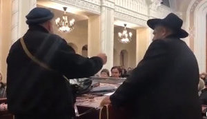 "Вот их Путин и его холуи называют нацистами", - главный раввин Украины в синагоге в Киеве принимает людей, сбежавших от бомбежек Чернигова. ВИДЕО