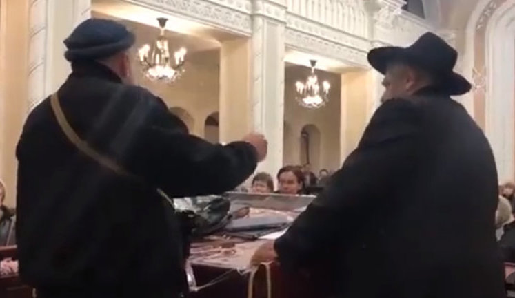 "Вот их Путин и его холуи называют нацистами", - главный раввин Украины в синагоге в Киеве принимает людей, сбежавших от бомбежек Чернигова. ВИДЕО