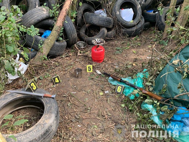 Полицейские Закарпатья обнаружили плантацию двухметровой конопли, которую охраняли вооруженные люди 05