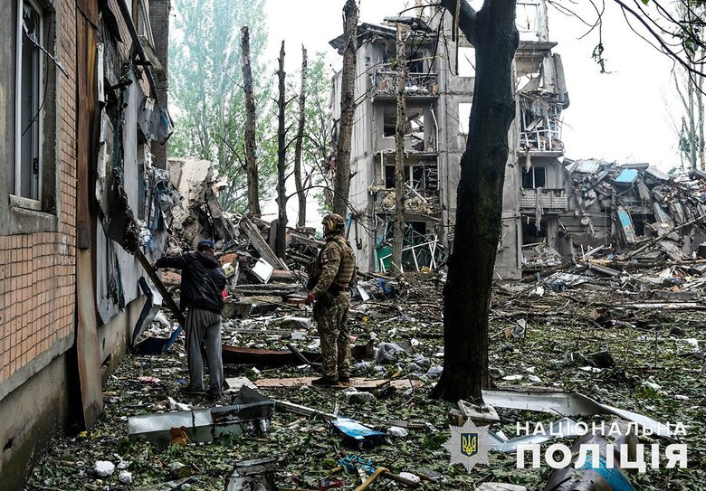 Жили рядом с телами соседей: из Авдеевки эвакуировали жителей многоэтажки, в которую попали российские ракеты 07