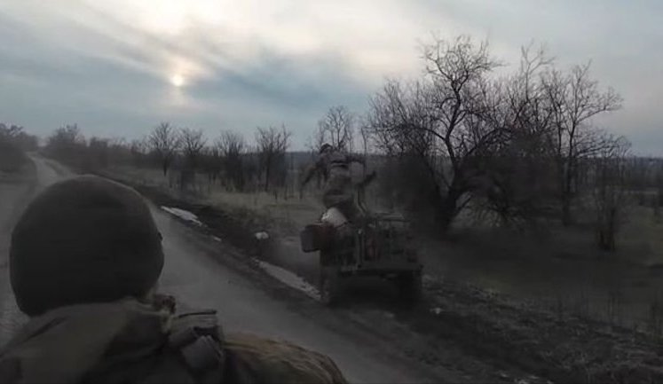 Причіп із трьома окупантами відчепився від квадроцикла, обігнав його та вилетів на узбіччя. ВIДЕО