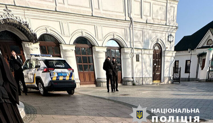 Специалисты проверяют ближние пещеры в Киево-Печерской лавре. В УПЦ МП утверждают, что правоохранители и сотрудники заповедника хотят забрать мощи святых