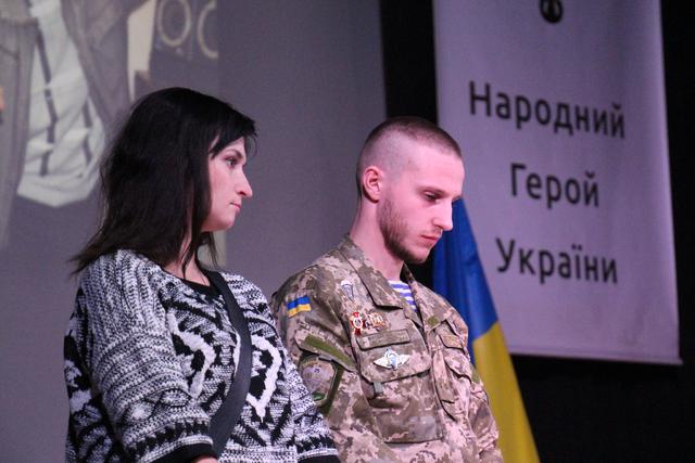 "Спасибі за те, що вручаєте ордени молодим хлопцям, простим солдатам". Бійці, які відзначилися на Донбасі, стали Народними героями України 03
