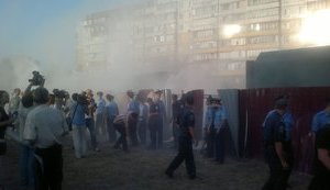 Народное восстание на Троещине: бритоголовые гопники травили людей газом, обливали смолой. ФОТОрепортаж