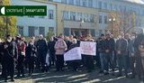 Протестувальники вимагали не запроваджувати жорсткий карантин в Ужгороді. ФОТО