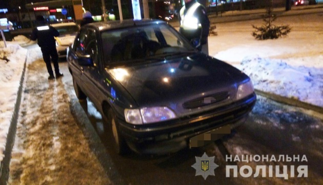 Полиция в Киеве задержала троих иностранцев, напавших на таксиста с ножом и угнавших его автомобиль 01