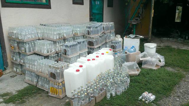 Налоговики на Тернопольщине ликвидировали два цеха по изготовлению фальсифицированного алкоголя и пресекли его продажу 07