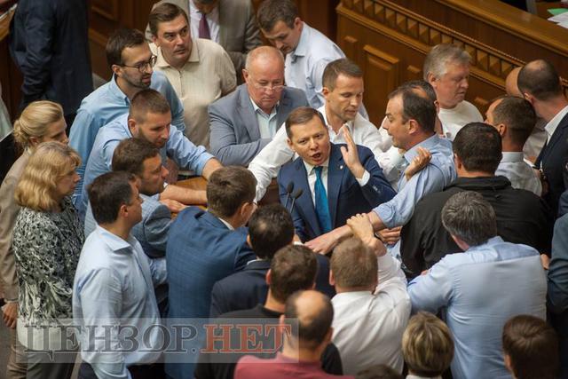 Депутаты подрались возле трибуны Рады 03 Депутаты подрались возле трибуны Рады 03