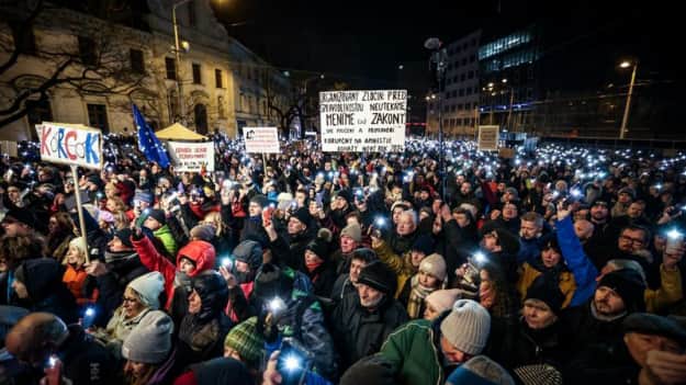 У Словаччині тисячі людей вийшли на протест проти уряду Фіцо 02