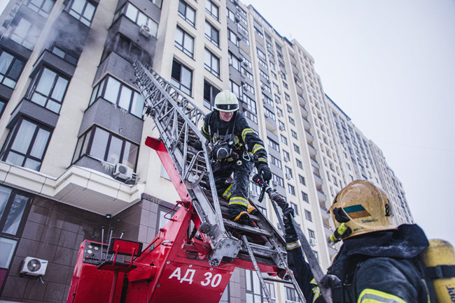Пожар в многоэтажке в Голосеевском районе Киева. 16 человек эвакуированы, 1 госпитализирован в ожоговый центр, - ГСЧС 17 Пожар в многоэтажке в Голосеевском районе Киева. 16 человек эвакуированы, 1 госпитализирован в ожоговый центр, - ГСЧС 17