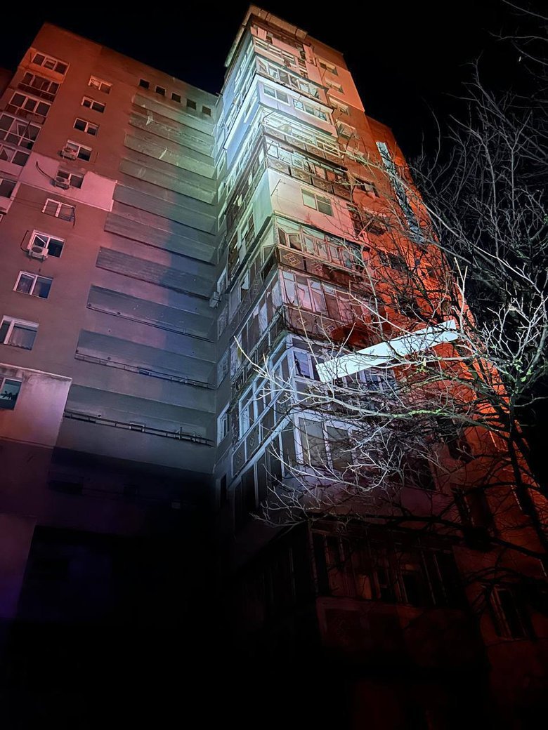 Одеса знову зазнала інтенсивної атаки ворожих безпілотників, постраждало 6 людей.