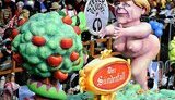 Карнавал в Дюссельдорфе: голая Меркель, изнасилованный Берлускони и падший &amp;quot;спаситель&amp;quot; Обама. ФОТОрепортаж.