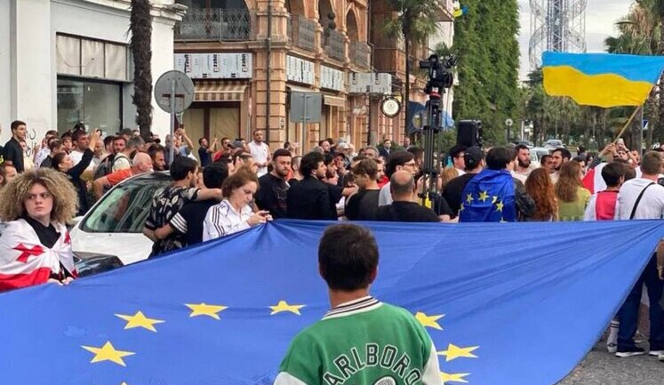В Грузии протестовали против прибытия очередного круизного лайнера из Сочи. Полиция задержала двух протестующих. ВИДЕО+ФОТОрепортаж