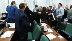 Scuffle at Lutsk City Council: lawmakers put up fight while leasing out land plot. VIDEO