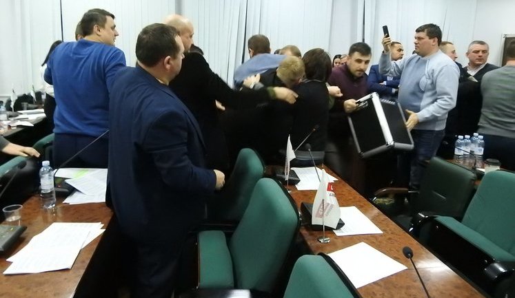 Scuffle at Lutsk City Council: lawmakers put up fight while leasing out land plot. VIDEO
