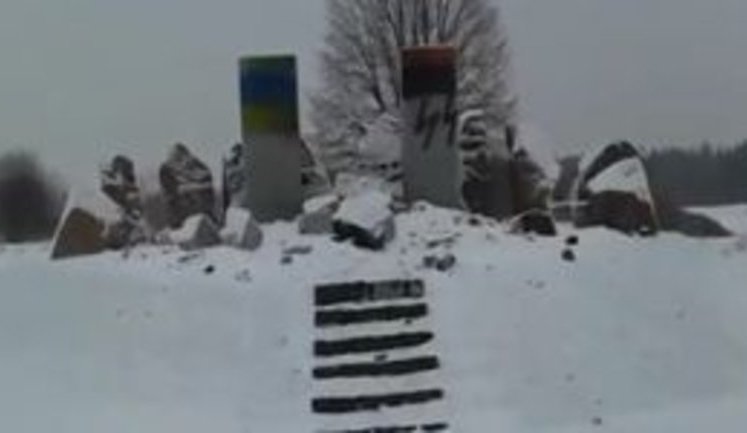 Vandals desecrate monument to Poles killed by Nazis in Lviv region. VIDEO
