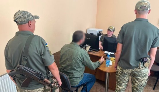За $3000 намагався виїхати як іноземець: на кордоні з Молдовою затримали чоловіка з двома паспортами. ФОТОрепортаж