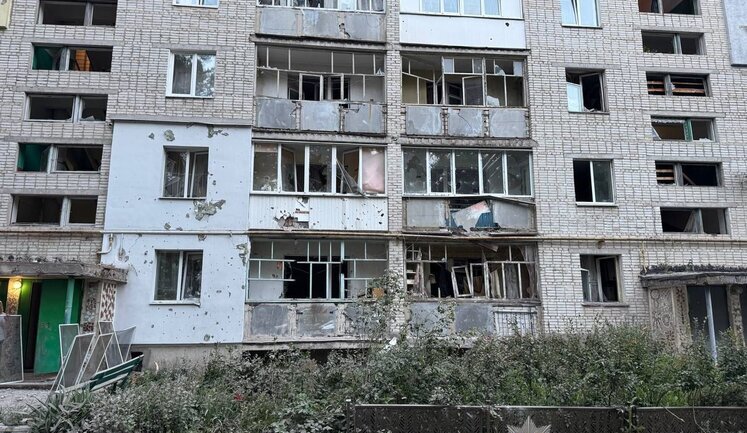 Consequences of rocket attacks on Shostka in Sumy region: teenager wounded, building of dispensary destroyed, residential buildings, educational institutions and transport damaged. PHOTOS