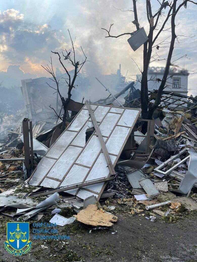 Удар по Одессе: под завалами обнаружили погибшего охранника 09