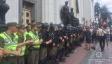 Ситуация под Радой контролируемая, несколько правоохранителей получили травмы, одного митингующего доставили в участок, - полиция