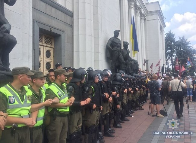 Ситуация под Радой контролируемая, несколько правоохранителей получили травмы, одного митингующего доставили в участок, - полиция 02 Ситуация под Радой контролируемая, несколько правоохранителей получили травмы, одного митингующего доставили в участок, - полиция 02