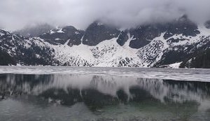 Під туристами з України проломилася крига на озері в польських Татрах