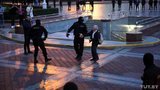 Омонівець відібрав прапор у 72-річної активістки Ніни Багінської в Мінську. ВІДЕО+ФОТО