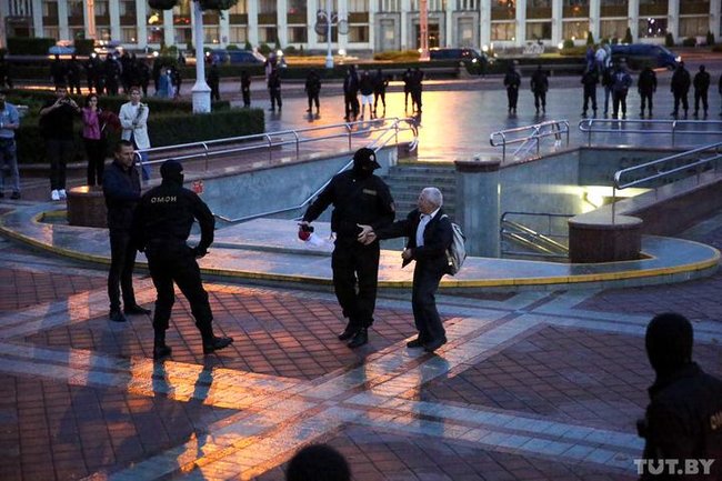 Омоновец отобрал флаг у 72-летней активистки Нины Багинской в Минске 02 Омоновец отобрал флаг у 72-летней активистки Нины Багинской в Минске 02