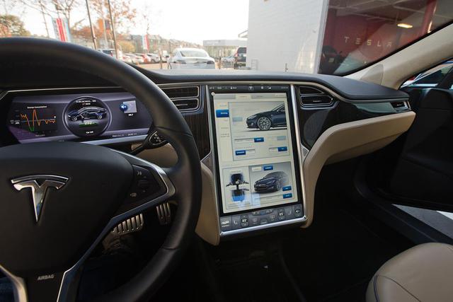 автомобиль tesla
