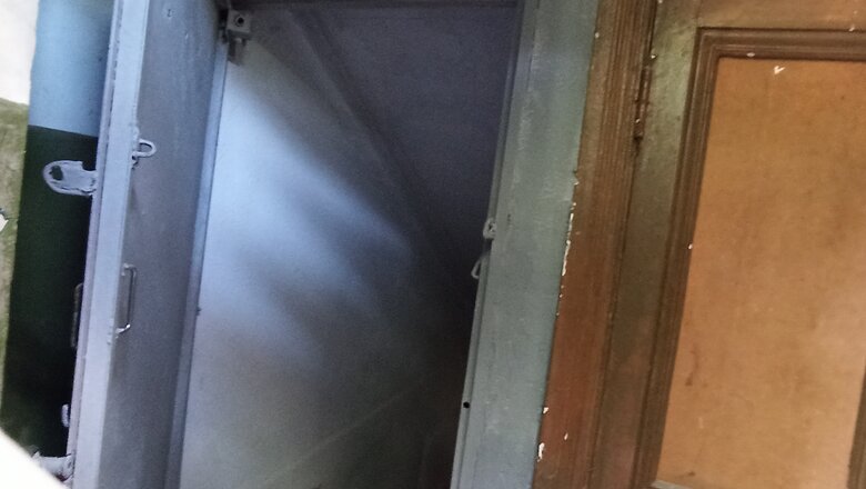 Зачинені двері, кодові замки та записки з телефонними номерами: як потрапити до укриттів у Києві 32