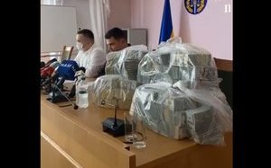 За рекордную взятку в $6 млн задержаны трое человек, хотели закрыть дело ко дню рождения Злочевского: Сытник и Холодницкий провели брифинг. ВИДЕО