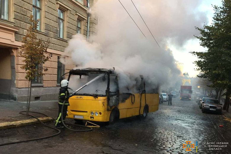 В Черновцах возле облгосадминистрации сгорела маршрутка 01