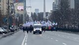 Колона мітингувальників у Києві направляється до ст. метро "Берестейська". Рух транспорту проспектом Перемоги призупинено. ФОТО