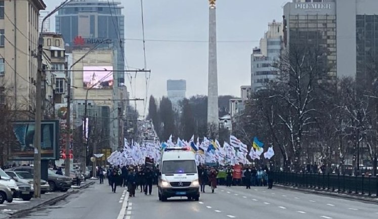 Колонна митингующих в Киеве направляется к ст. метро Берестейская. Движение транспорта по пр-ту Победы приостановлено. ФОТО