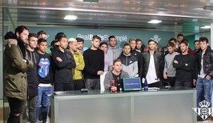 "Мы все - Зозуля!", - игроки испанского "Бетиса" коллективно выступили в поддержку украинского футболиста. ФОТО