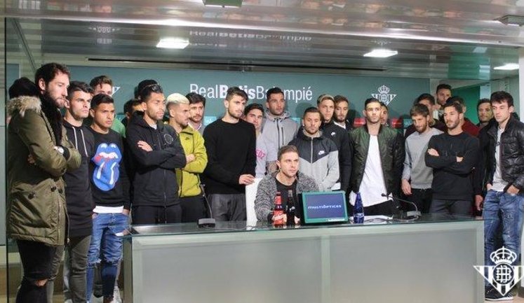 "Мы все - Зозуля!", - игроки испанского "Бетиса" коллективно выступили в поддержку украинского футболиста. ФОТО