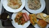 В учебном центре "Десна", "чтобы развеять мифы о "половине сосиски", показали, чем кормят военнослужащих. ФОТОрепортаж