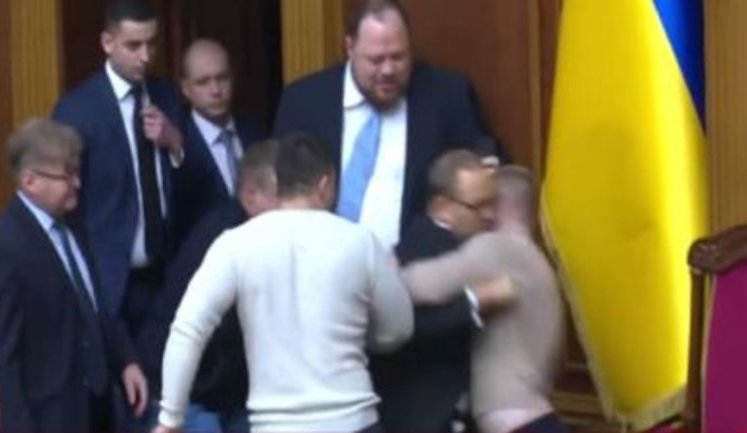 У Раді побилися нардеп Власенко з "Батьківщини" і "слуга народу" Дмитрук. ВIДЕО