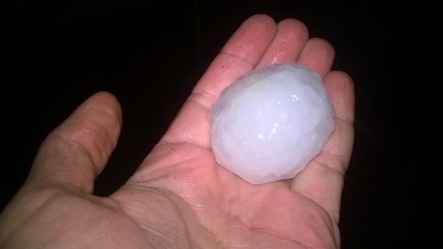 У Бердичеві аномально великий град побив вікна будинків і потрощив автомобілі 02