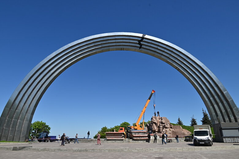 Демонтаж монумента на честь Переяславської ради біля колишньої "Арки дружби народів"