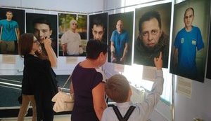 Фотовыставка "Портрет солдата" журналиста "Цензор.НЕТ" Вики Ясинской открылась в Краматорске. ФОТОрепортаж