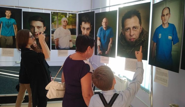 Фотовыставка "Портрет солдата" журналиста "Цензор.НЕТ" Вики Ясинской открылась в Краматорске. ФОТОрепортаж