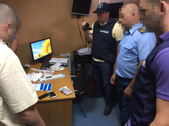 Закарпатские таможенники заработали на взятках 66,7 тыс. грн 01 Закарпатские таможенники заработали на взятках 66,7 тыс. грн 01
