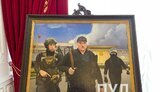 Білоруські силовики подарували Лукашенку картину, на якій він та син Микола зображені з автоматами в руках. ФОТОрепортаж
