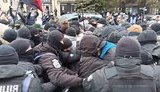 Под офисом телеканала "НАШ" проходит акция протеста, произошла потасовка с полицией. ВИДЕО+ФОТОрепортаж